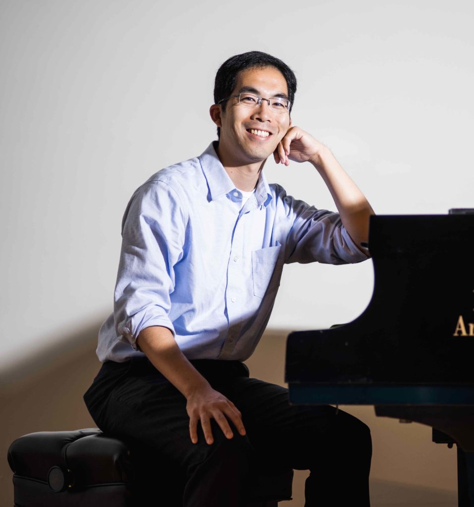 Portrait of Takuma Itoh at piano